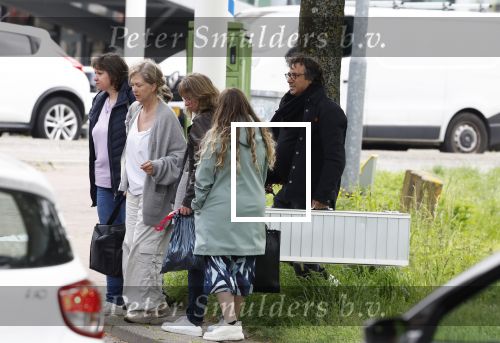 Alkmaar 24 mei 2023
Marco Borsato sluit zijn boot / sloep af nadat hij met 5 dames is gaan varen .
Op het moment dat er een rondvaart boot voorbij hem vaart lacht hij nnaar de mensen in die rondvaartboot.