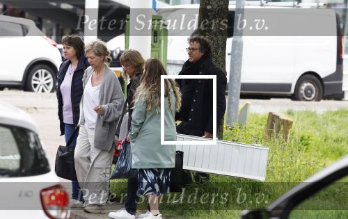 Alkmaar 24 mei 2023
Marco Borsato sluit zijn boot / sloep af nadat hij met 5 dames is gaan varen .
Op het moment dat er een rondvaart boot voorbij hem vaart lacht hij nnaar de mensen in die rondvaartboot.