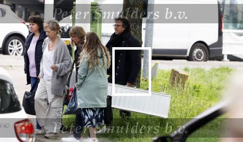 Alkmaar 24 mei 2023
Marco Borsato sluit zijn boot / sloep af nadat hij met 5 dames is gaan varen .
Op het moment dat er een rondvaart boot voorbij hem vaart lacht hij nnaar de mensen in die rondvaartboot.