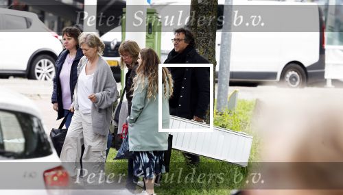 Alkmaar 24 mei 2023
Marco Borsato sluit zijn boot / sloep af nadat hij met 5 dames is gaan varen .
Op het moment dat er een rondvaart boot voorbij hem vaart lacht hij nnaar de mensen in die rondvaartboot.