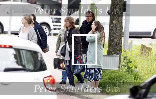 Alkmaar 24 mei 2023
Marco Borsato sluit zijn boot / sloep af nadat hij met 5 dames is gaan varen .
Op het moment dat er een rondvaart boot voorbij hem vaart lacht hij nnaar de mensen in die rondvaartboot.