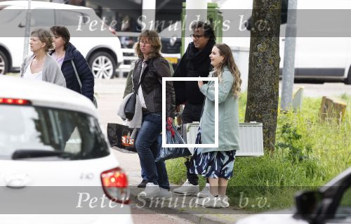 Alkmaar 24 mei 2023
Marco Borsato sluit zijn boot / sloep af nadat hij met 5 dames is gaan varen .
Op het moment dat er een rondvaart boot voorbij hem vaart lacht hij nnaar de mensen in die rondvaartboot.