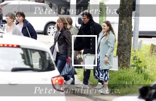 Alkmaar 24 mei 2023
Marco Borsato sluit zijn boot / sloep af nadat hij met 5 dames is gaan varen .
Op het moment dat er een rondvaart boot voorbij hem vaart lacht hij nnaar de mensen in die rondvaartboot.