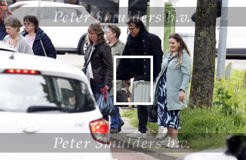 Alkmaar 24 mei 2023
Marco Borsato sluit zijn boot / sloep af nadat hij met 5 dames is gaan varen .
Op het moment dat er een rondvaart boot voorbij hem vaart lacht hij nnaar de mensen in die rondvaartboot.