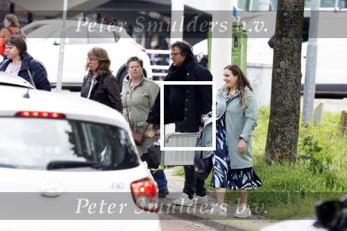 Alkmaar 24 mei 2023
Marco Borsato sluit zijn boot / sloep af nadat hij met 5 dames is gaan varen .
Op het moment dat er een rondvaart boot voorbij hem vaart lacht hij nnaar de mensen in die rondvaartboot.