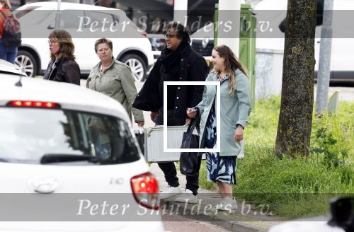 Alkmaar 24 mei 2023
Marco Borsato sluit zijn boot / sloep af nadat hij met 5 dames is gaan varen .
Op het moment dat er een rondvaart boot voorbij hem vaart lacht hij nnaar de mensen in die rondvaartboot.