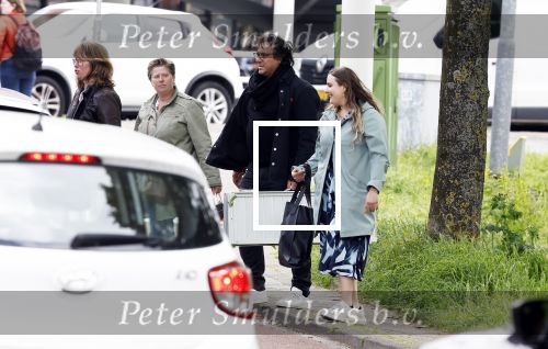 Alkmaar 24 mei 2023
Marco Borsato sluit zijn boot / sloep af nadat hij met 5 dames is gaan varen .
Op het moment dat er een rondvaart boot voorbij hem vaart lacht hij nnaar de mensen in die rondvaartboot.