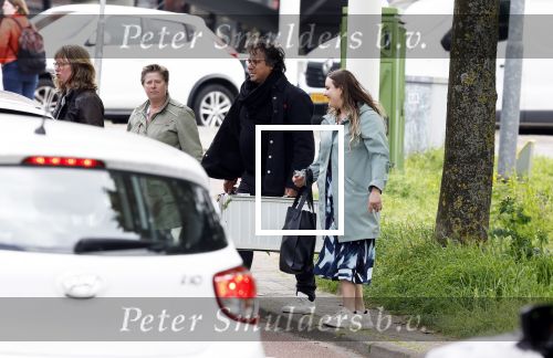 Alkmaar 24 mei 2023
Marco Borsato sluit zijn boot / sloep af nadat hij met 5 dames is gaan varen .
Op het moment dat er een rondvaart boot voorbij hem vaart lacht hij nnaar de mensen in die rondvaartboot.