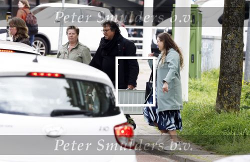 Alkmaar 24 mei 2023
Marco Borsato sluit zijn boot / sloep af nadat hij met 5 dames is gaan varen .
Op het moment dat er een rondvaart boot voorbij hem vaart lacht hij nnaar de mensen in die rondvaartboot.