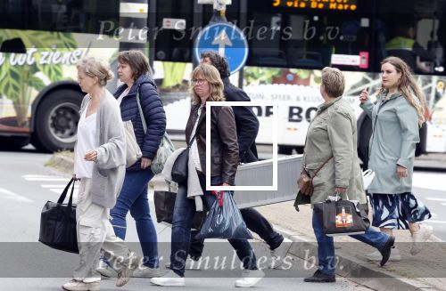 Alkmaar 24 mei 2023
Marco Borsato sluit zijn boot / sloep af nadat hij met 5 dames is gaan varen .
Op het moment dat er een rondvaart boot voorbij hem vaart lacht hij nnaar de mensen in die rondvaartboot.