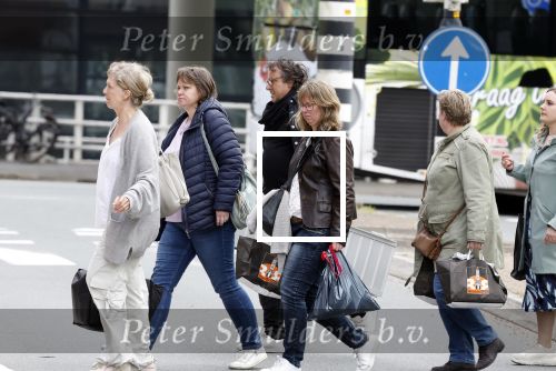 Alkmaar 24 mei 2023
Marco Borsato sluit zijn boot / sloep af nadat hij met 5 dames is gaan varen .
Op het moment dat er een rondvaart boot voorbij hem vaart lacht hij nnaar de mensen in die rondvaartboot.