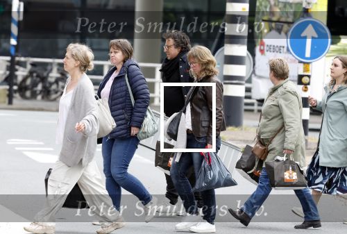 Alkmaar 24 mei 2023
Marco Borsato sluit zijn boot / sloep af nadat hij met 5 dames is gaan varen .
Op het moment dat er een rondvaart boot voorbij hem vaart lacht hij nnaar de mensen in die rondvaartboot.