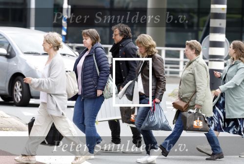 Alkmaar 24 mei 2023
Marco Borsato sluit zijn boot / sloep af nadat hij met 5 dames is gaan varen .
Op het moment dat er een rondvaart boot voorbij hem vaart lacht hij nnaar de mensen in die rondvaartboot.