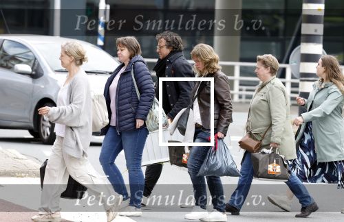 Alkmaar 24 mei 2023
Marco Borsato sluit zijn boot / sloep af nadat hij met 5 dames is gaan varen .
Op het moment dat er een rondvaart boot voorbij hem vaart lacht hij nnaar de mensen in die rondvaartboot.
