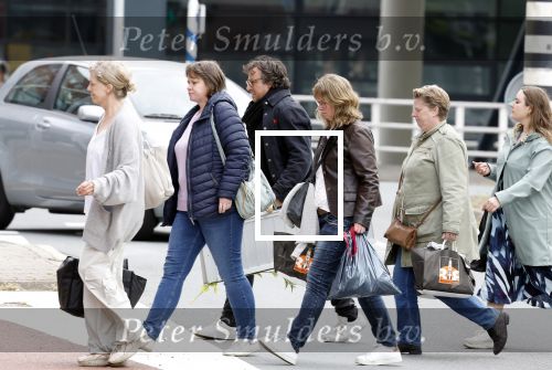 Alkmaar 24 mei 2023
Marco Borsato sluit zijn boot / sloep af nadat hij met 5 dames is gaan varen .
Op het moment dat er een rondvaart boot voorbij hem vaart lacht hij nnaar de mensen in die rondvaartboot.