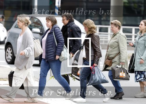 Alkmaar 24 mei 2023
Marco Borsato sluit zijn boot / sloep af nadat hij met 5 dames is gaan varen .
Op het moment dat er een rondvaart boot voorbij hem vaart lacht hij nnaar de mensen in die rondvaartboot.