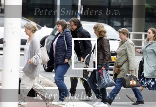 Alkmaar 24 mei 2023
Marco Borsato sluit zijn boot / sloep af nadat hij met 5 dames is gaan varen .
Op het moment dat er een rondvaart boot voorbij hem vaart lacht hij nnaar de mensen in die rondvaartboot.