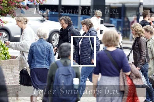 Alkmaar 24 mei 2023
Marco Borsato sluit zijn boot / sloep af nadat hij met 5 dames is gaan varen .
Op het moment dat er een rondvaart boot voorbij hem vaart lacht hij nnaar de mensen in die rondvaartboot.