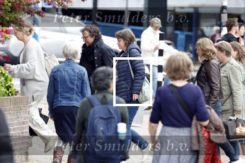 Alkmaar 24 mei 2023
Marco Borsato sluit zijn boot / sloep af nadat hij met 5 dames is gaan varen .
Op het moment dat er een rondvaart boot voorbij hem vaart lacht hij nnaar de mensen in die rondvaartboot.