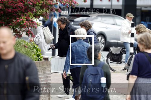 Alkmaar 24 mei 2023
Marco Borsato sluit zijn boot / sloep af nadat hij met 5 dames is gaan varen .
Op het moment dat er een rondvaart boot voorbij hem vaart lacht hij nnaar de mensen in die rondvaartboot.
