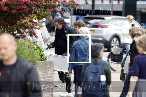 Alkmaar 24 mei 2023
Marco Borsato sluit zijn boot / sloep af nadat hij met 5 dames is gaan varen .
Op het moment dat er een rondvaart boot voorbij hem vaart lacht hij nnaar de mensen in die rondvaartboot.