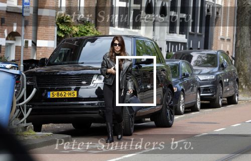 Amsterdam 18 mei 2023
Olcay Gulsen bellend op straat in Amsterdam zuid.