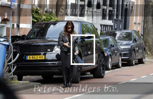 Amsterdam 18 mei 2023
Olcay Gulsen bellend op straat in Amsterdam zuid.