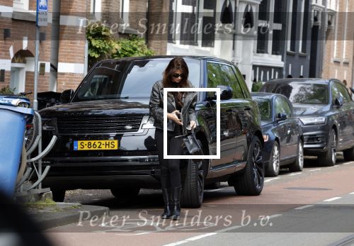 Amsterdam 18 mei 2023
Olcay Gulsen bellend op straat in Amsterdam zuid.