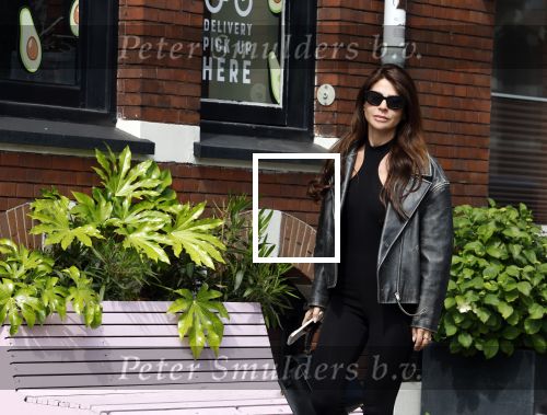 Amsterdam 18 mei 2023
Olcay Gulsen bellend op straat in Amsterdam zuid.