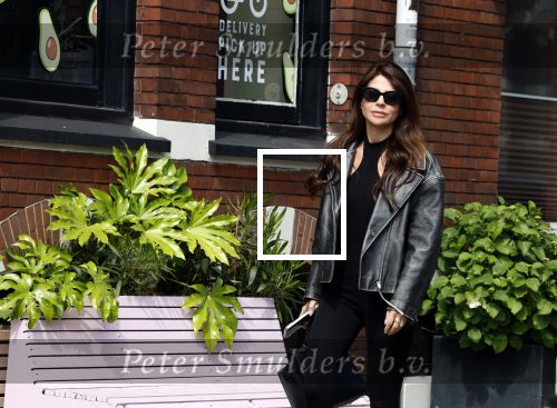 Amsterdam 18 mei 2023
Olcay Gulsen bellend op straat in Amsterdam zuid.