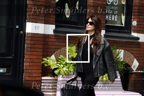 Amsterdam 18 mei 2023
Olcay Gulsen bellend op straat in Amsterdam zuid.
