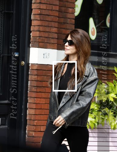 Amsterdam 18 mei 2023
Olcay Gulsen bellend op straat in Amsterdam zuid.