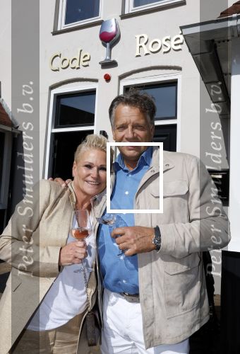 Noordwijk 17 mei 2023
Opening pension Code Rose van Martien Meiland en Erica Meiland . Ook Montana Maxime en Leroy Molkenboer zijn aanwezig Dochter Claire doet de openingshandeling.
Raymond v d Ploeg met zijn vrouw Manuela