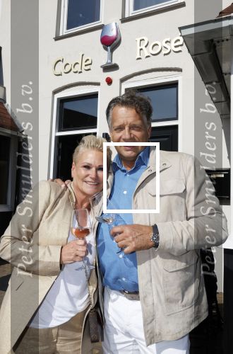 Noordwijk 17 mei 2023
Opening pension Code Rose van Martien Meiland en Erica Meiland . Ook Montana Maxime en Leroy Molkenboer zijn aanwezig Dochter Claire doet de openingshandeling.
Raymond v d Ploeg met zijn vrouw Manuela