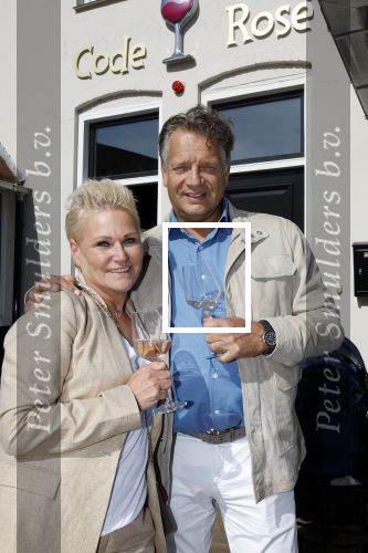 Noordwijk 17 mei 2023
Opening pension Code Rose van Martien Meiland en Erica Meiland . Ook Montana Maxime en Leroy Molkenboer zijn aanwezig Dochter Claire doet de openingshandeling.
Raymond v d Ploeg met zijn vrouw Manuela