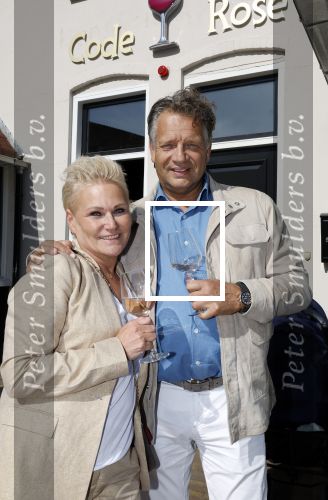 Noordwijk 17 mei 2023
Opening pension Code Rose van Martien Meiland en Erica Meiland . Ook Montana Maxime en Leroy Molkenboer zijn aanwezig Dochter Claire doet de openingshandeling.
Raymond v d Ploeg met zijn vrouw Manuela