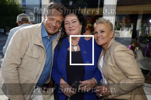 Noordwijk 17 mei 2023
Opening pension Code Rose van Martien Meiland en Erica Meiland . Ook Montana Maxime en Leroy Molkenboer zijn aanwezig Dochter Claire doet de openingshandeling.
Raymond v d Ploeg met zijn vrouw Manuela en Caroline v d Plas