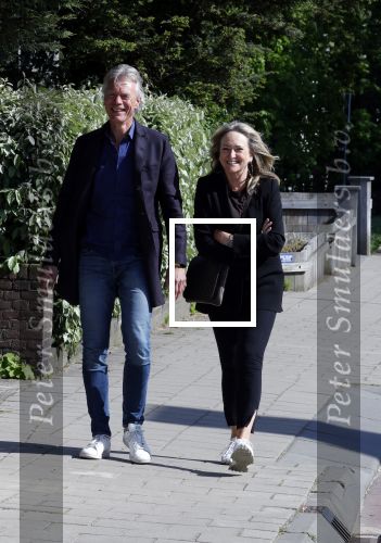 Noordwijk 17 mei 2023
Opening pension Code Rose van Martien Meiland en Erica Meiland . Ook Montana Maxime en Leroy Molkenboer zijn aanwezig Dochter Claire doet de openingshandeling.
Rene Oosterman met zijn vrouw