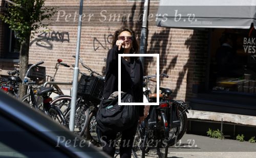 Amsterdam 31 mei 2023
Suzanne Klemann winkelend  in  Amsterdam zuid.