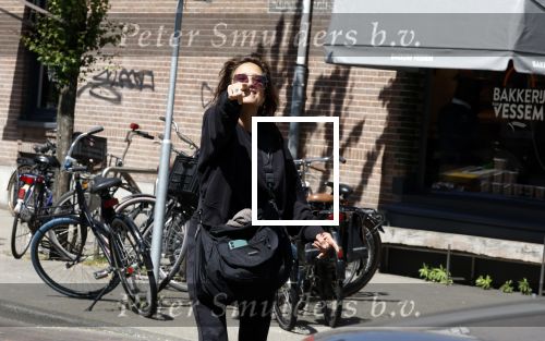 Amsterdam 31 mei 2023
Suzanne Klemann winkelend  in  Amsterdam zuid.