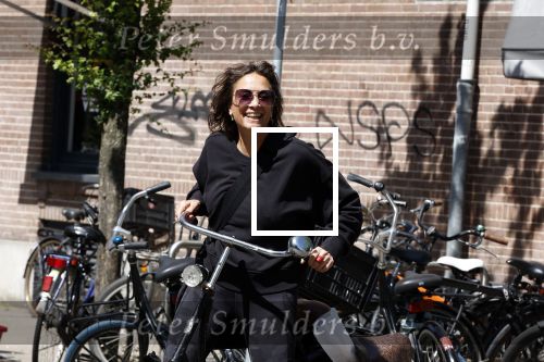 Amsterdam 31 mei 2023
Suzanne Klemann winkelend  in  Amsterdam zuid.