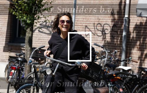 Amsterdam 31 mei 2023
Suzanne Klemann winkelend  in  Amsterdam zuid.
