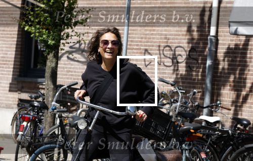 Amsterdam 31 mei 2023
Suzanne Klemann winkelend  in  Amsterdam zuid.