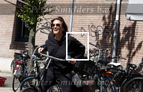 Amsterdam 31 mei 2023
Suzanne Klemann winkelend  in  Amsterdam zuid.