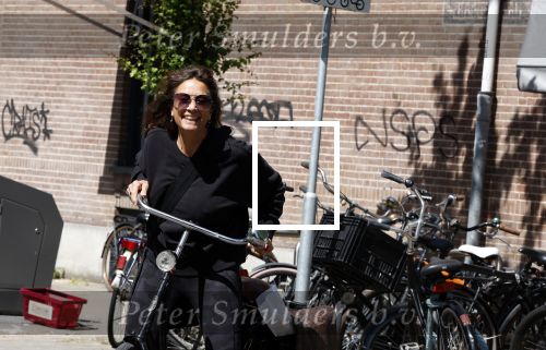Amsterdam 31 mei 2023
Suzanne Klemann winkelend  in  Amsterdam zuid.