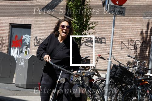 Amsterdam 31 mei 2023
Suzanne Klemann winkelend  in  Amsterdam zuid.