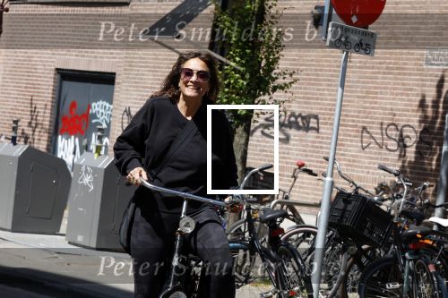 Amsterdam 31 mei 2023
Suzanne Klemann winkelend  in  Amsterdam zuid.