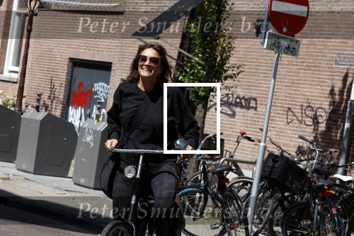 Amsterdam 31 mei 2023
Suzanne Klemann winkelend  in  Amsterdam zuid.