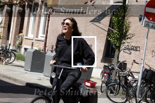 Amsterdam 31 mei 2023
Suzanne Klemann winkelend  in  Amsterdam zuid.