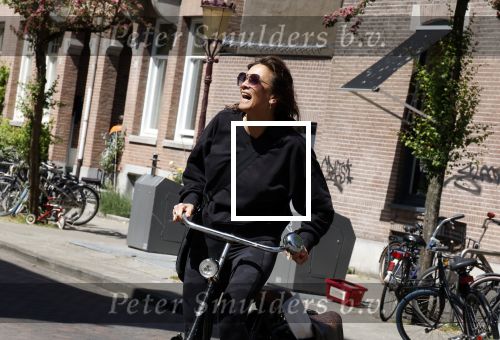 Amsterdam 31 mei 2023
Suzanne Klemann winkelend  in  Amsterdam zuid.